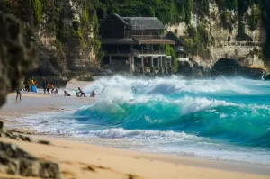 Dreamland Beach, a Maritime Paradise in Bali Surrounded by Steep Cliffs